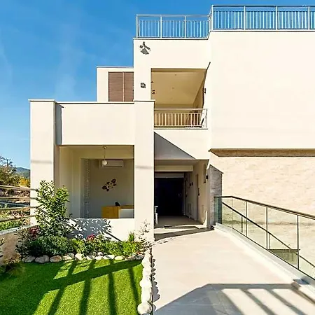 Aura Luxury Suites - Olympiada Seaside Accessible Friendly מלון