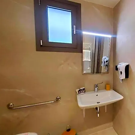 Aura Luxury Suites - Olympiada Seaside Accessible Friendly אמוליאני